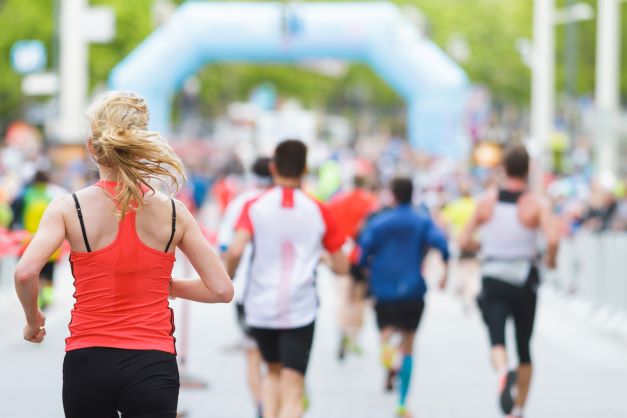 Straßenlauf-Zielgasse – AdobeStock_152334154v – verkleinert